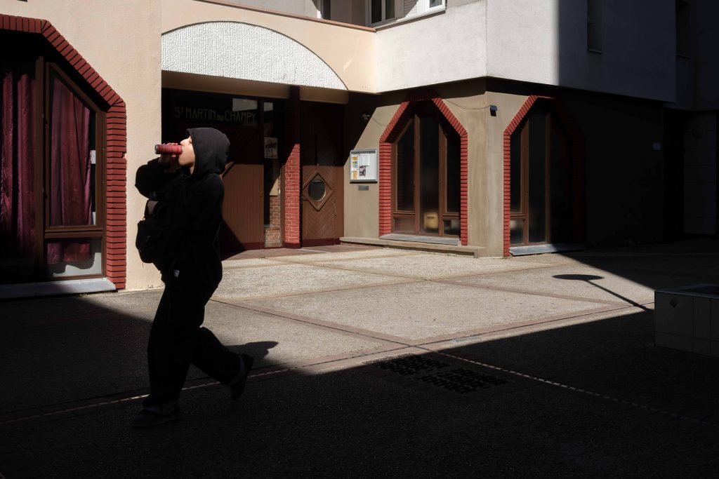 Un autre regard sur nos quartiers. Photographie de rue, contraste, couleur, ombre et lumière à Noisy-le-Grand projet artistique par Thomas Soffray photographe