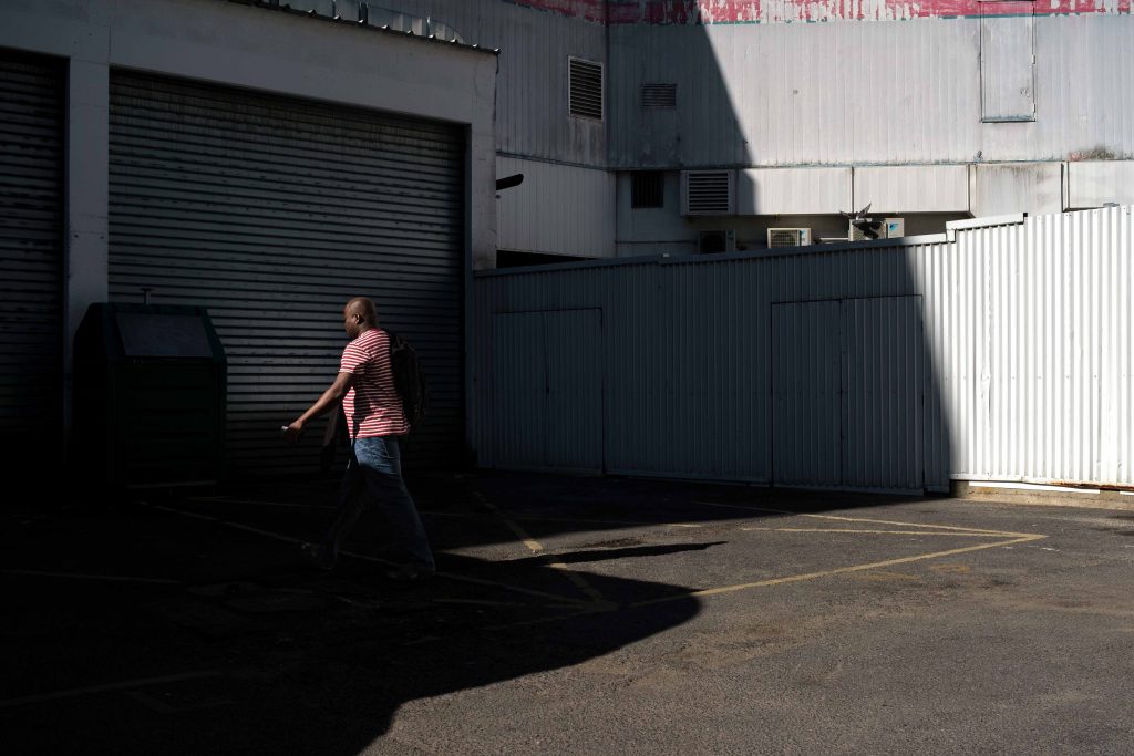 Un autre regard sur nos quartiers. Photographie de rue, contraste, couleur, ombre et lumière à Noisy-le-Grand projet artistique par Thomas Soffray photographe