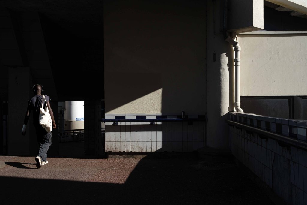 Un autre regard sur nos quartiers. Photographie de rue, contraste, couleur, ombre et lumière à Noisy-le-Grand projet artistique par Thomas Soffray photographe